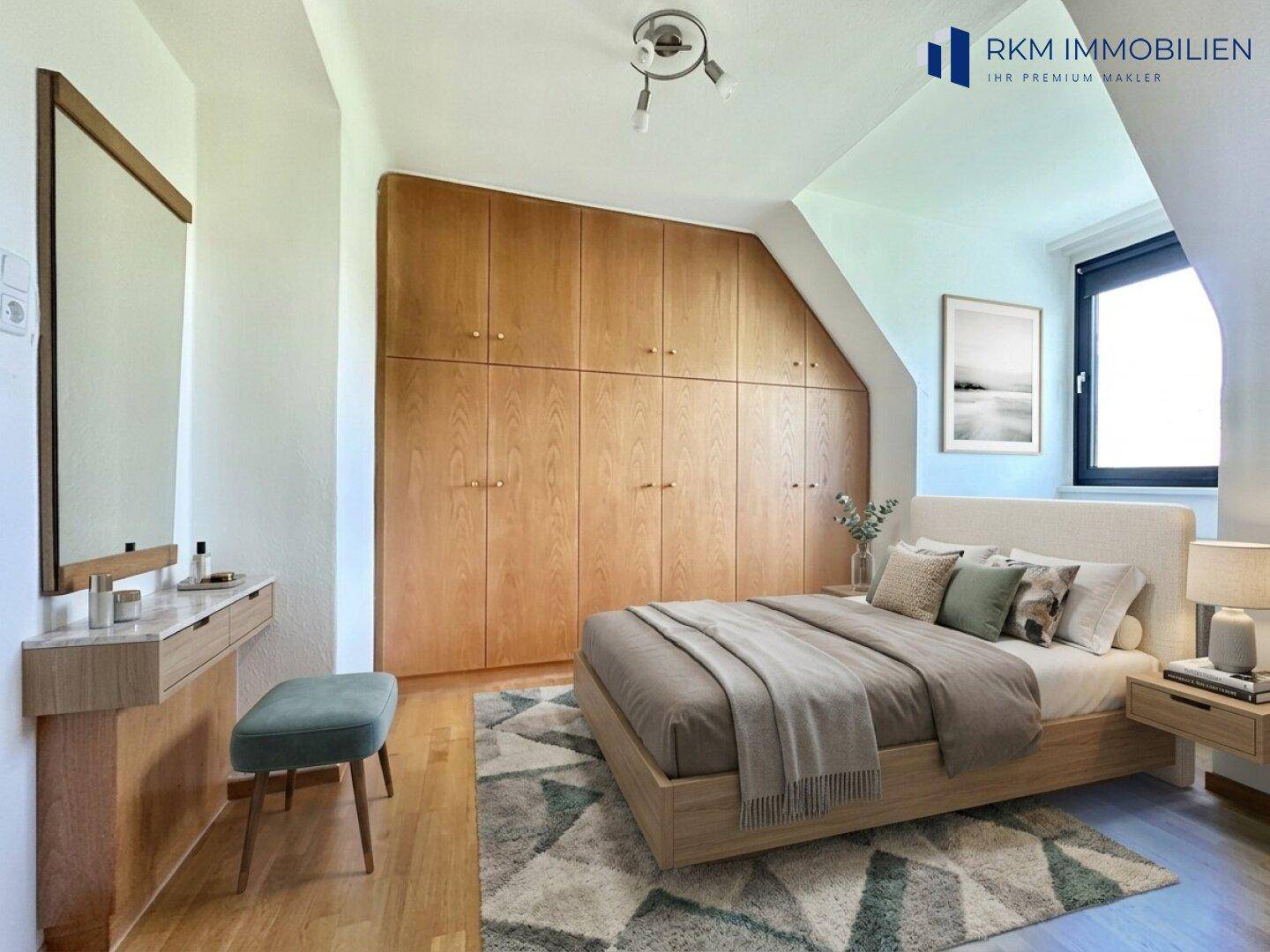 Gemütliches Schlafzimmer mit integrierten Einbauschränken, Holzboden und Dachschrägen.