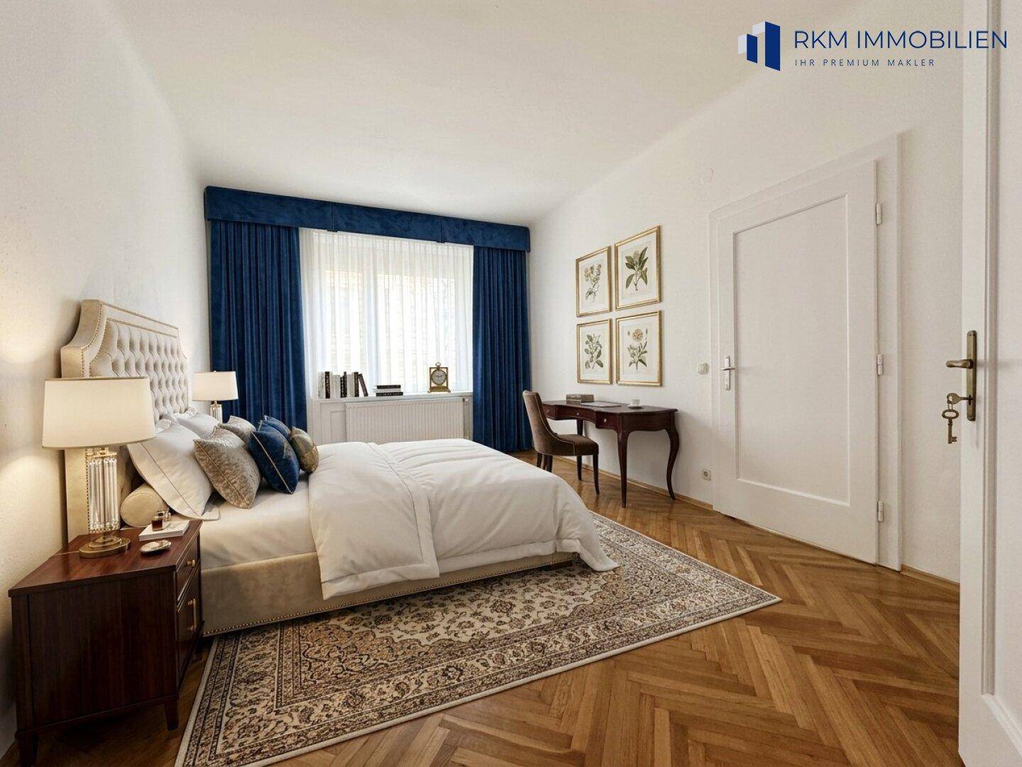Gemütliches Schlafzimmer mit Fischgrätparkett, großem Bett und blauen Vorhängen.