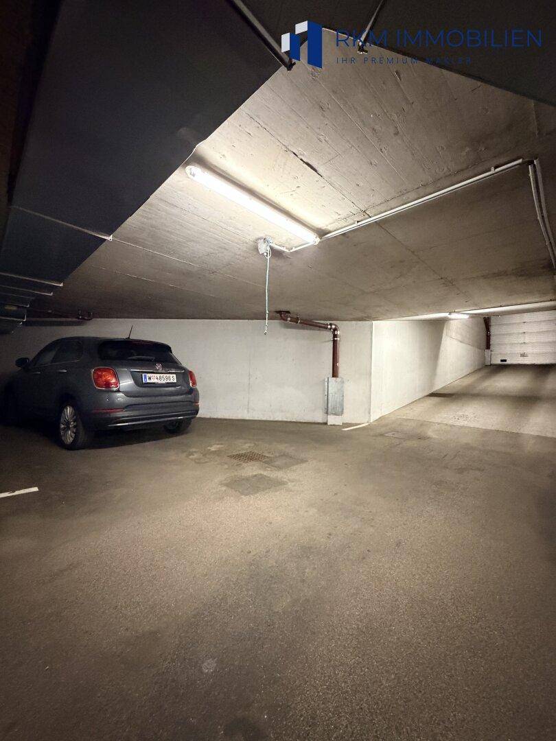 Tiefgarage mit ausreichend Platz für Fahrzeuge und gute Beleuchtung.