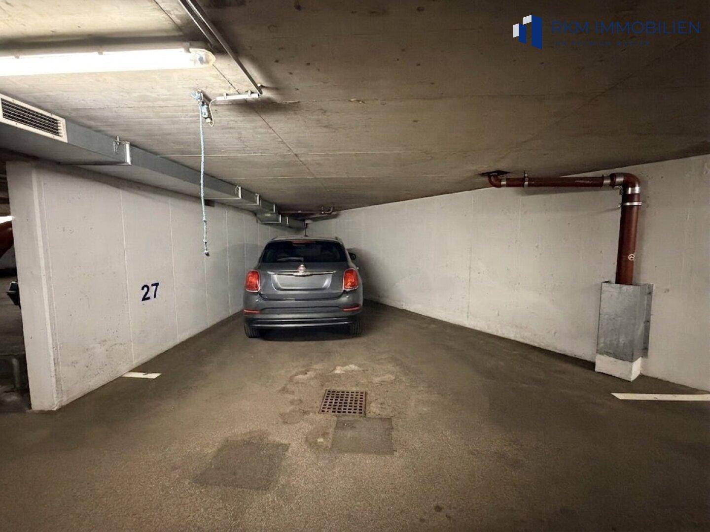 Tiefgaragenstellplatz mit klarer Markierung und guter Zugänglichkeit.