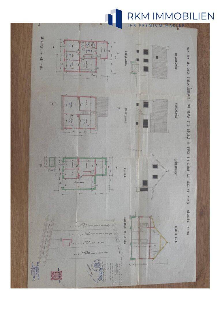 Historischer Bauplan des Hauses mit verschiedenen Grundrissen und Ansichten auf einem Blatt.
