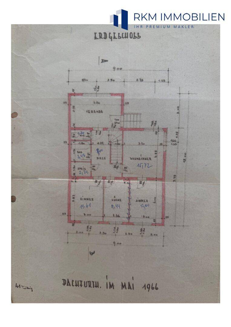 Grundriss des Erdgeschosses mit Wohnzimmer, Küche, Zimmern und einer Veranda.