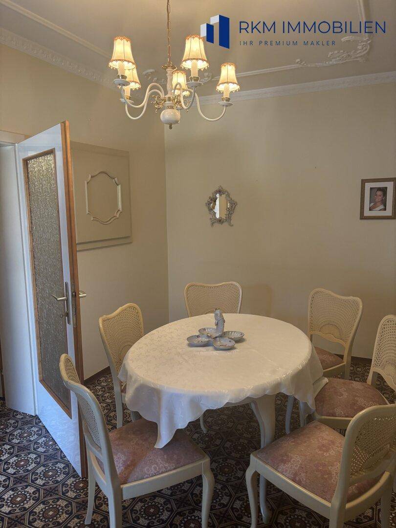 Gemütlicher Essbereich mit klassischem Kronleuchter, ovalem Tisch und Stühlen in traditionellem Stil.