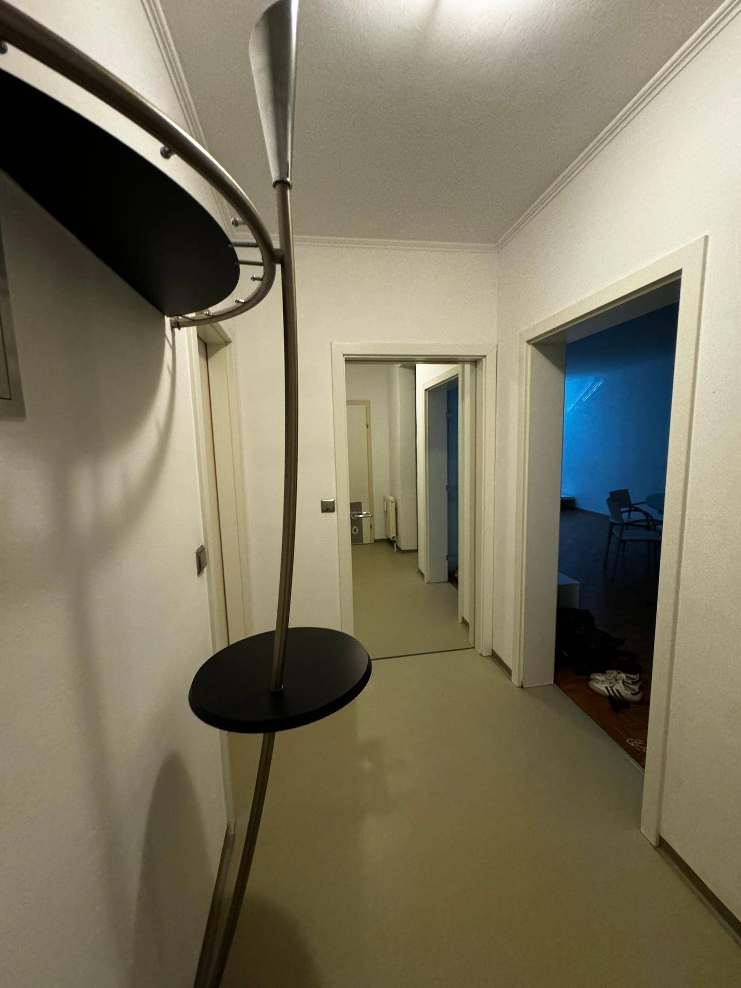 Heller Flur mit Garderobe und Zugang zu weiteren Räumen der Wohnung.