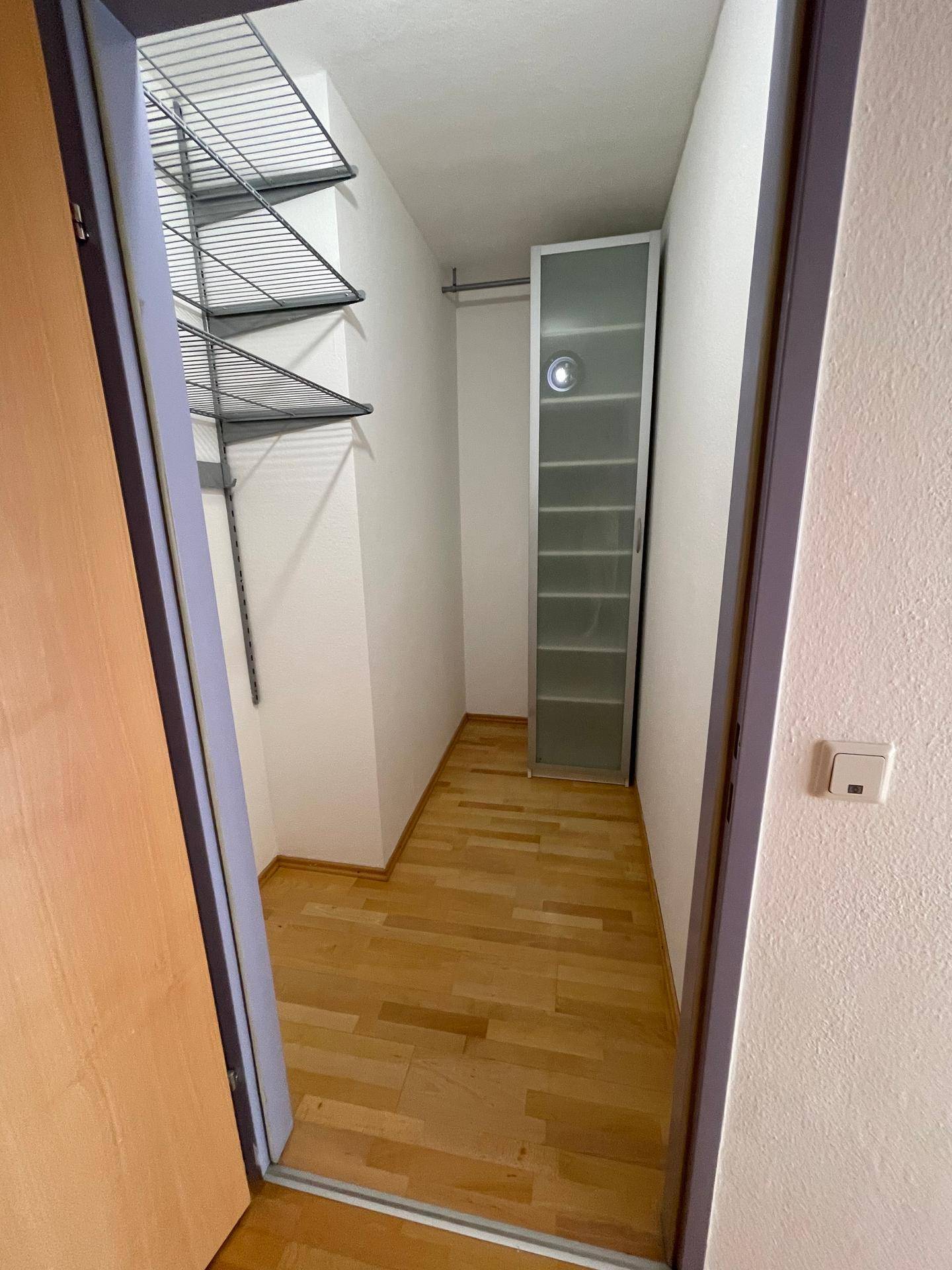 Praktischer Abstellraum mit Regalsystemen und Stauraum, ideal für Organisation und Lagerung.