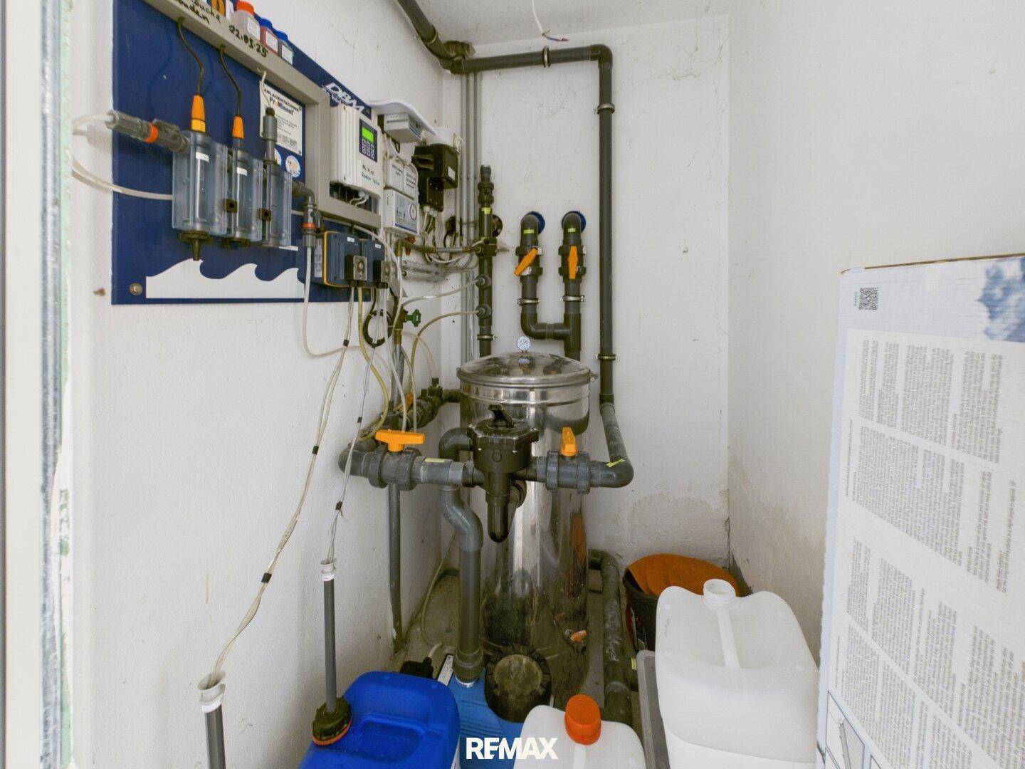 Technikraum mit Pumpen und Leitungen, wahrscheinlich für die Poolanlage.