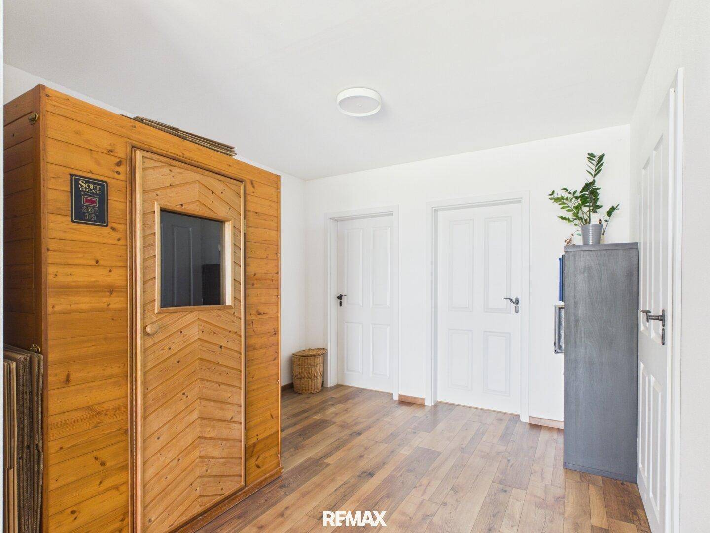 Bereich mit einer privaten Sauna und Holzboden, der zum Entspannen einlädt.