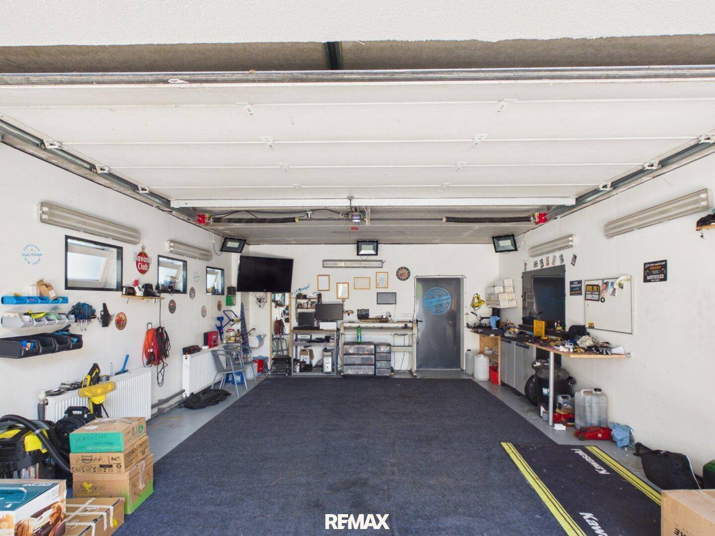 Geräumige Garage mit viel Stauraum und Werkstattbereich.