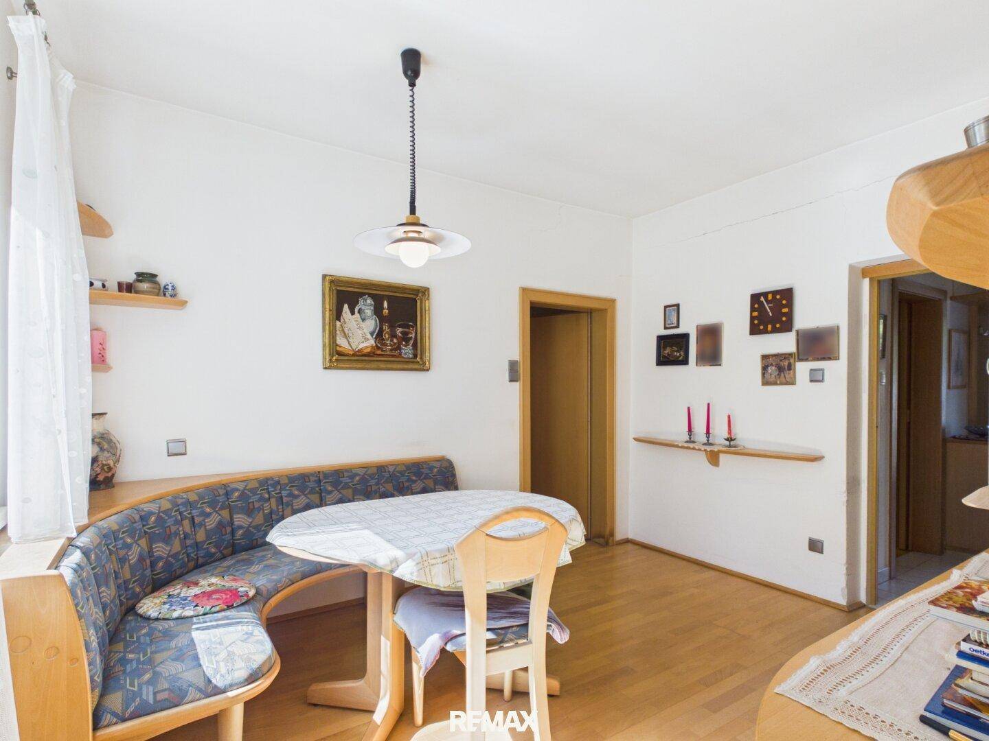Essbereich mit gemütlicher Eckbank und traditionellen Holzmöbeln.