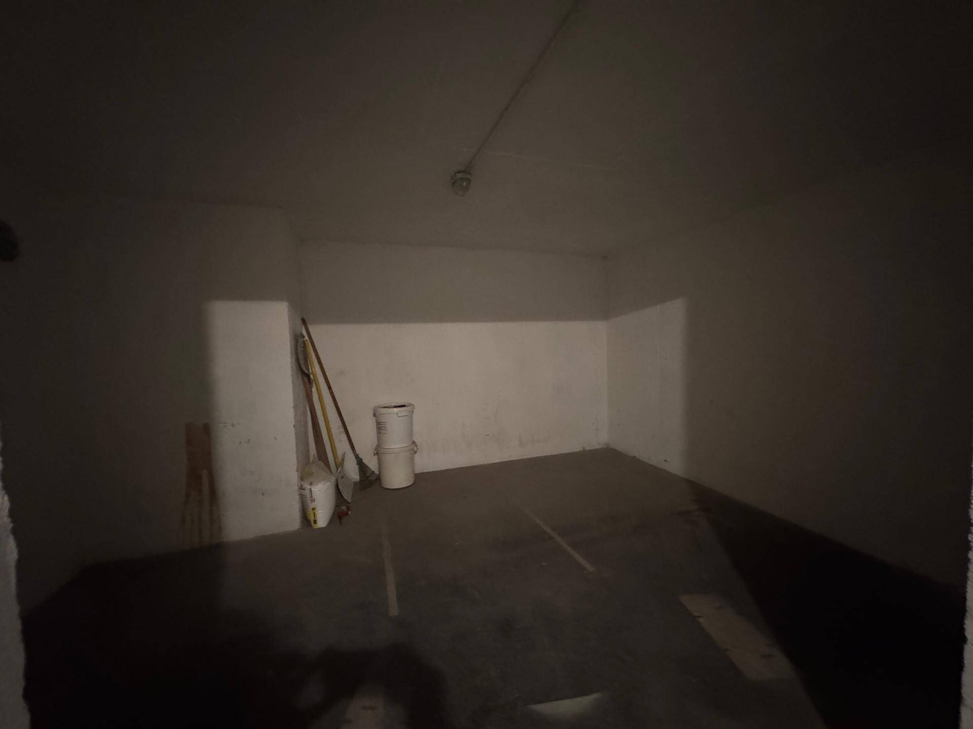 Leerer, dunkler Kellerraum mit einfachen Wänden und Betonboden, bereit zur individuellen Gestaltung.
