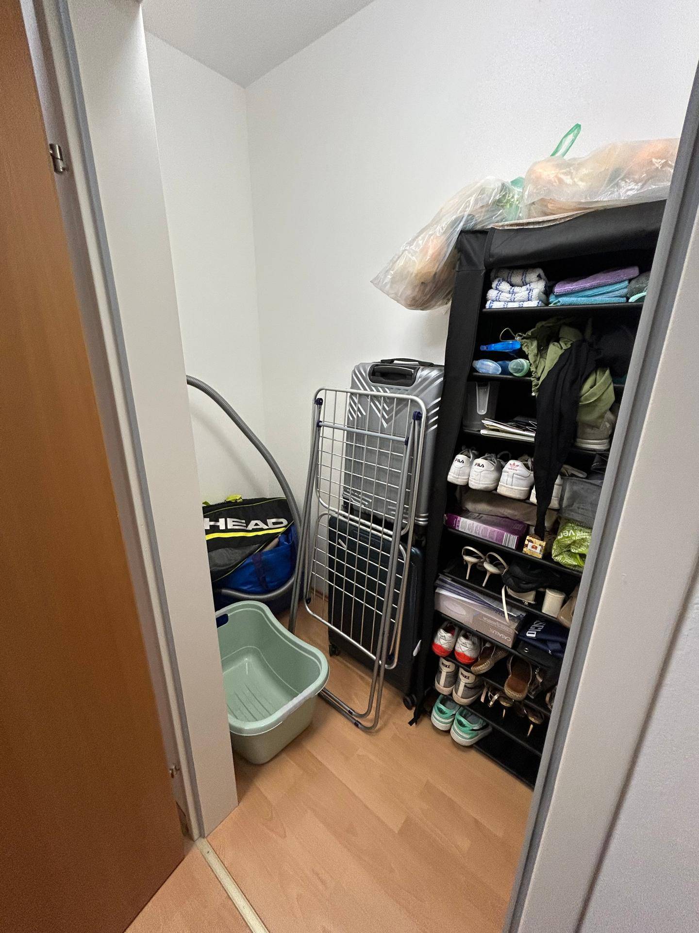 Praktischer Abstellraum mit Schuhregal und Platz für Haushaltsgegenstände.