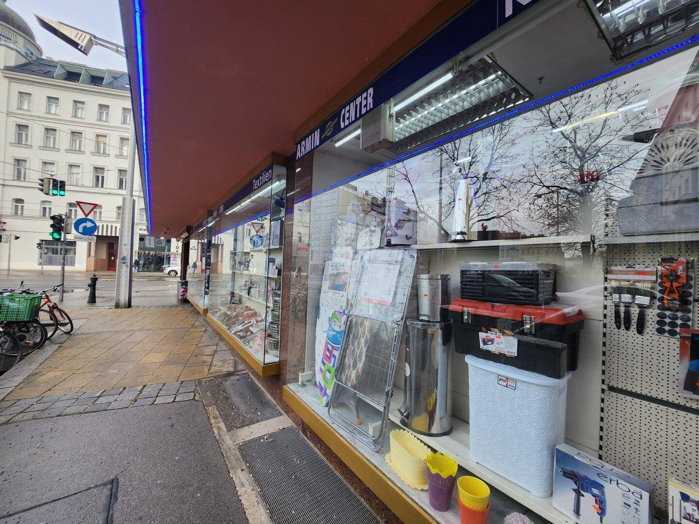 Nahaufnahme der Schaufenster des Armin Centers mit verschiedenen Haushaltsartikeln und Textilien im Inneren.