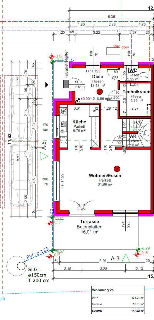 Grundriss des Erdgeschosses mit offener Küche, Wohn-Essbereich und Terrasse.