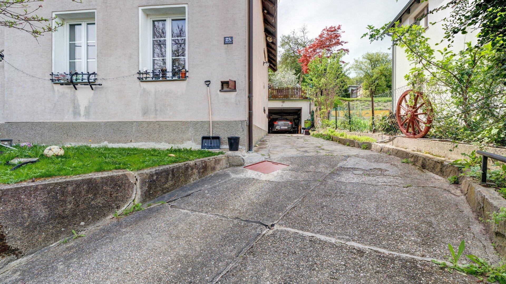 Einfahrt Garage