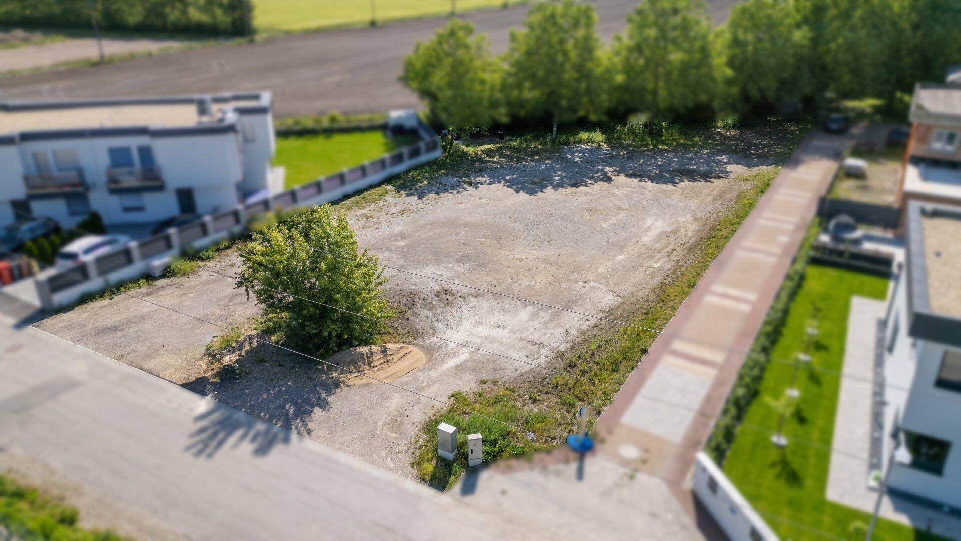 Übersicht des unbebauten Grundstücks aus der Vogelperspektive mit umliegender Wohnbebauung und Grünflächen.