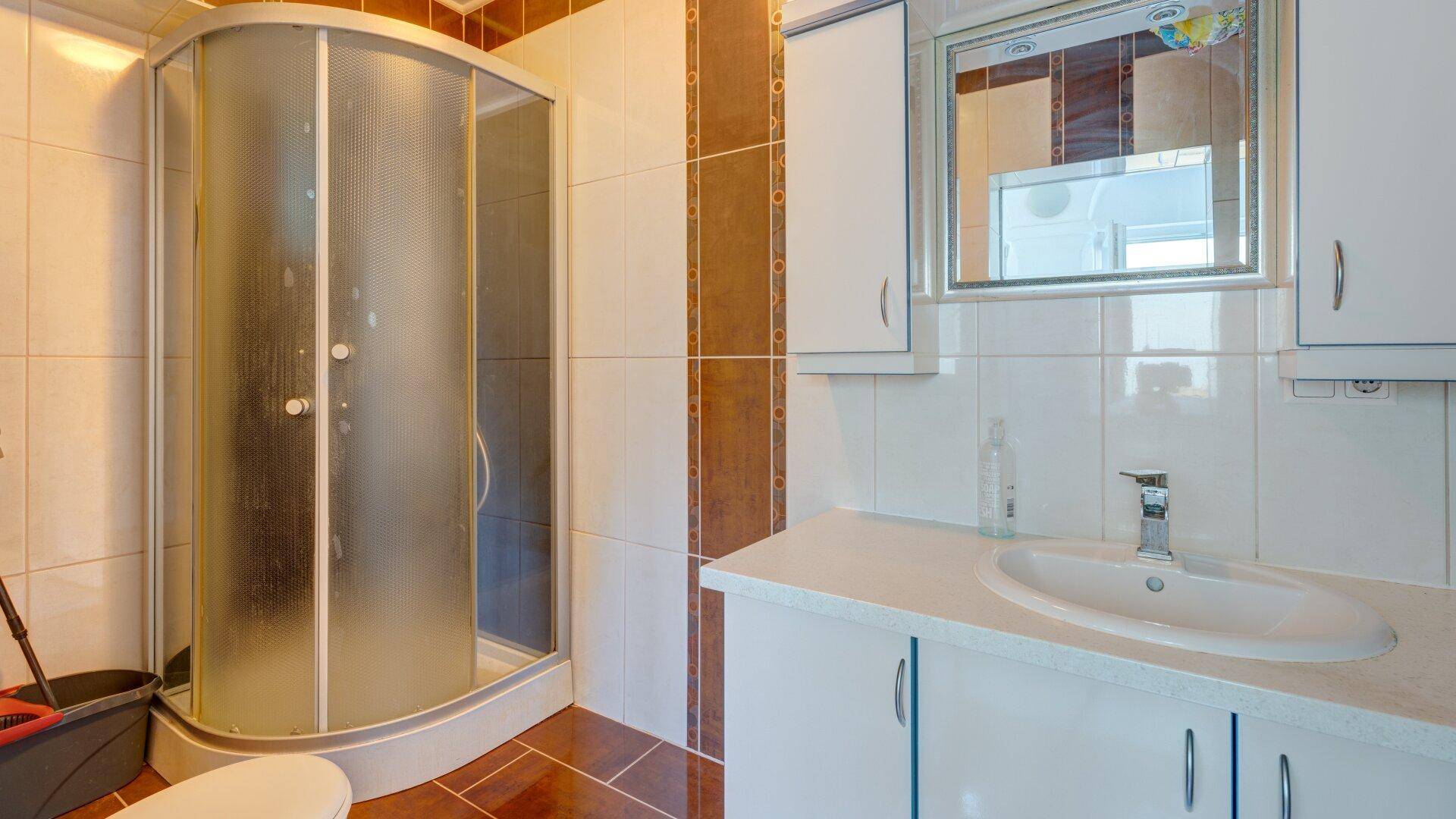 Ein oder Mehrfamilienhaus in modernisiertem Zustand – pohled 5