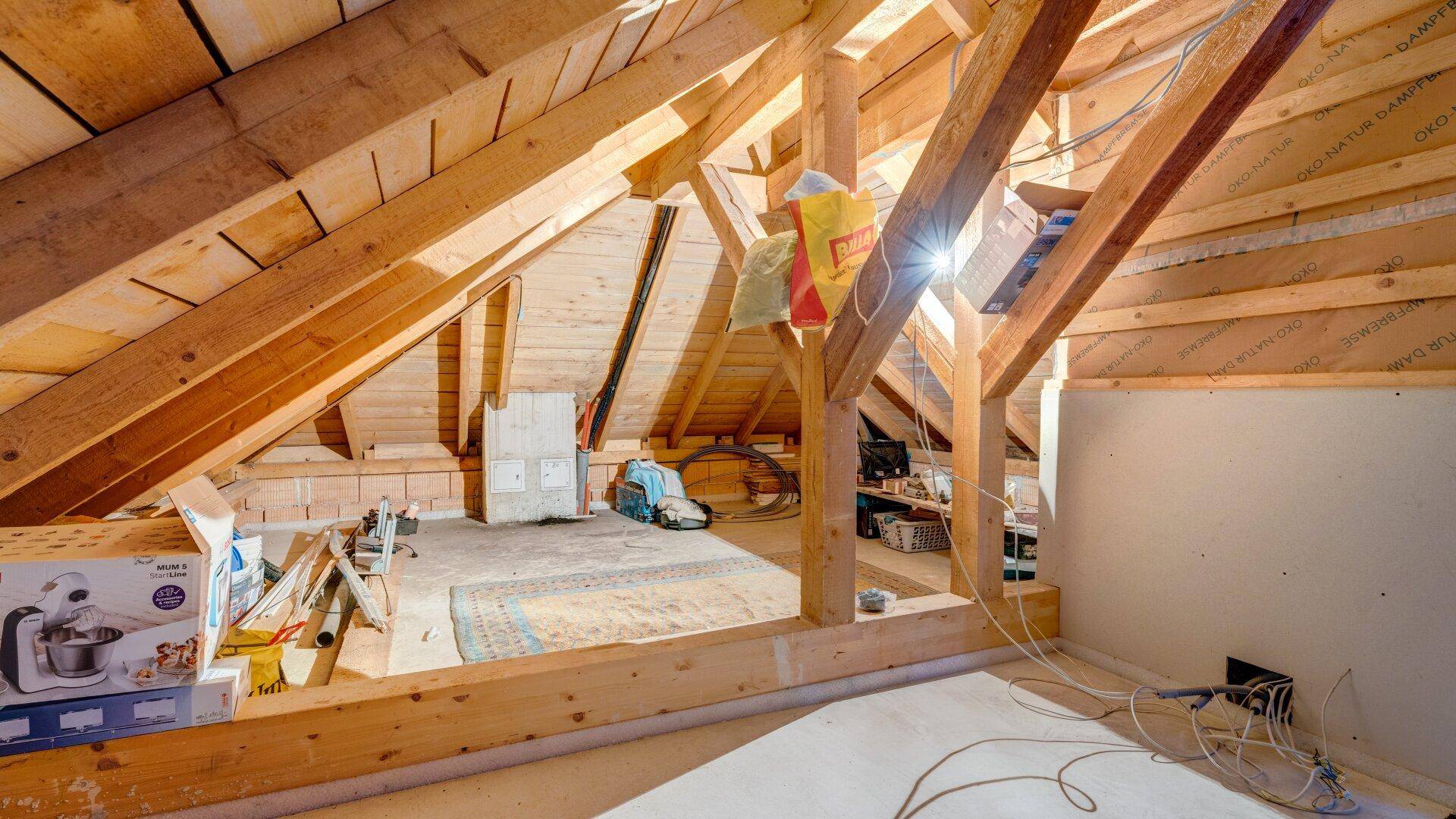 Unausgebauter Dachboden mit sichtbaren Holzbalken und viel Potenzial für zukünftige Nutzung.