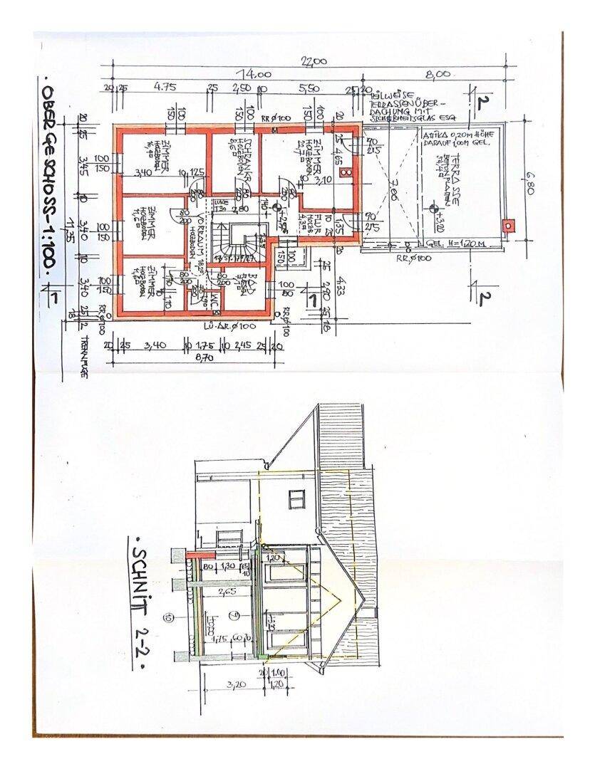 Grundriss des Obergeschosses mit Schlafzimmern und Bad sowie ein Gebäudeschnitt.
