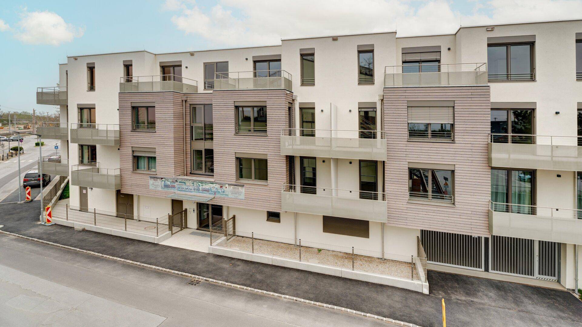 Ansicht einer modernen Wohnanlage mit mehreren Balkonen und zeitgenössischer Architektur.
