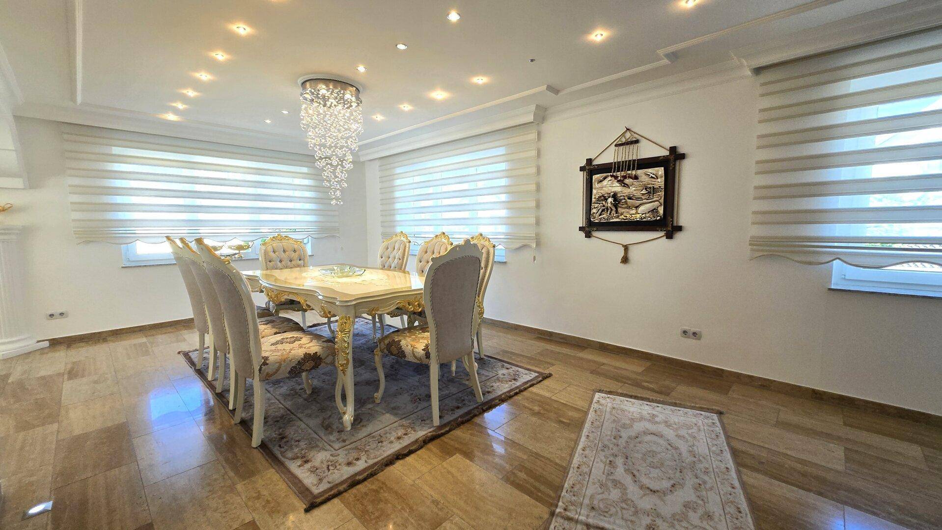 Elegantes Esszimmer mit klassischem Esstisch, Stühlen und einem dekorativen Wandbild.