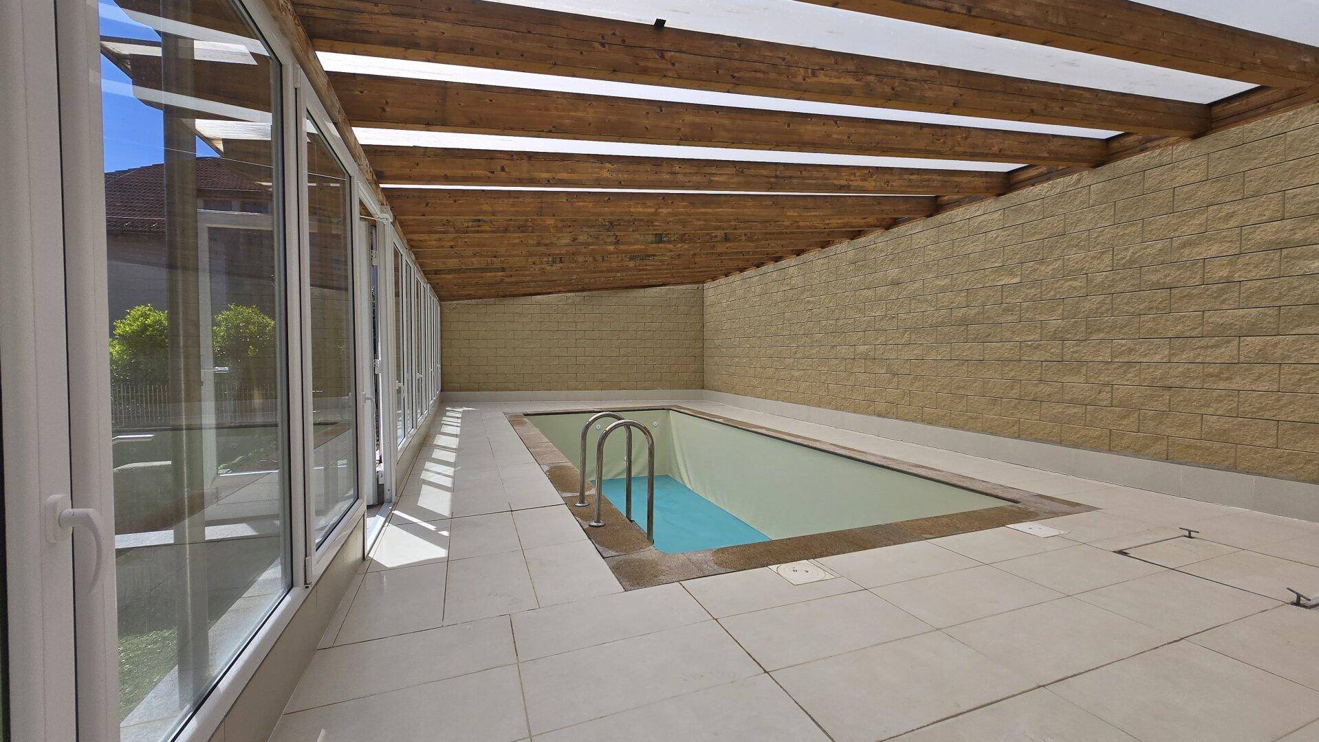 überdachter Pool