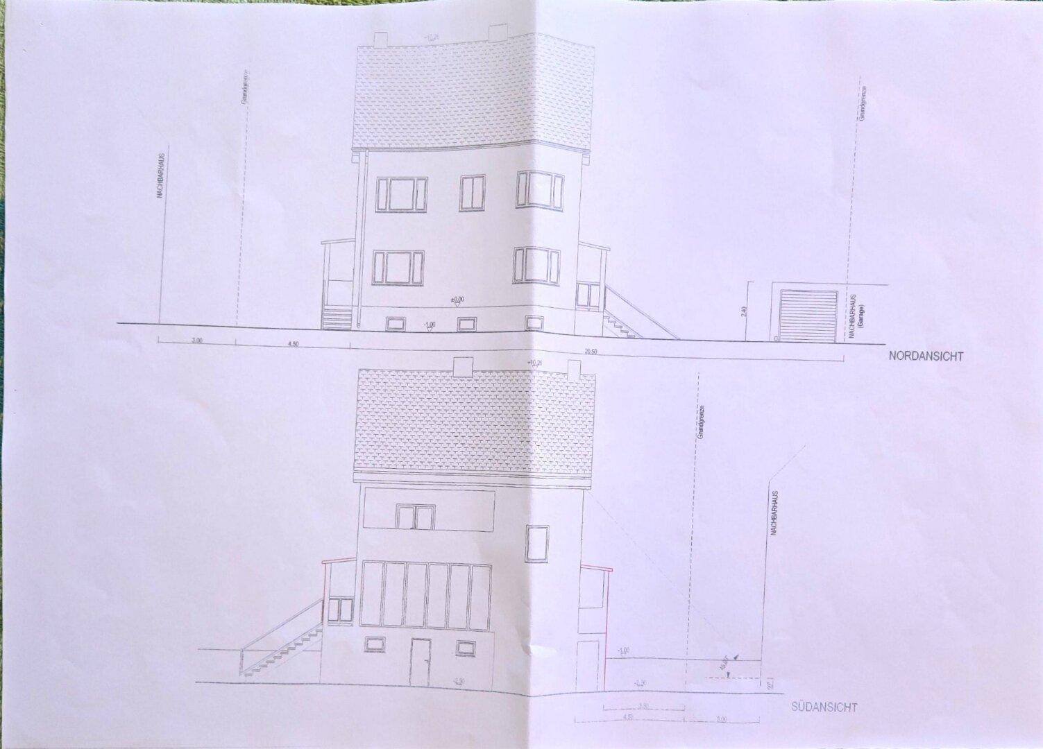Nord- und Südansicht des Hauses mit detaillierten Fassaden- und Dachstrukturen.