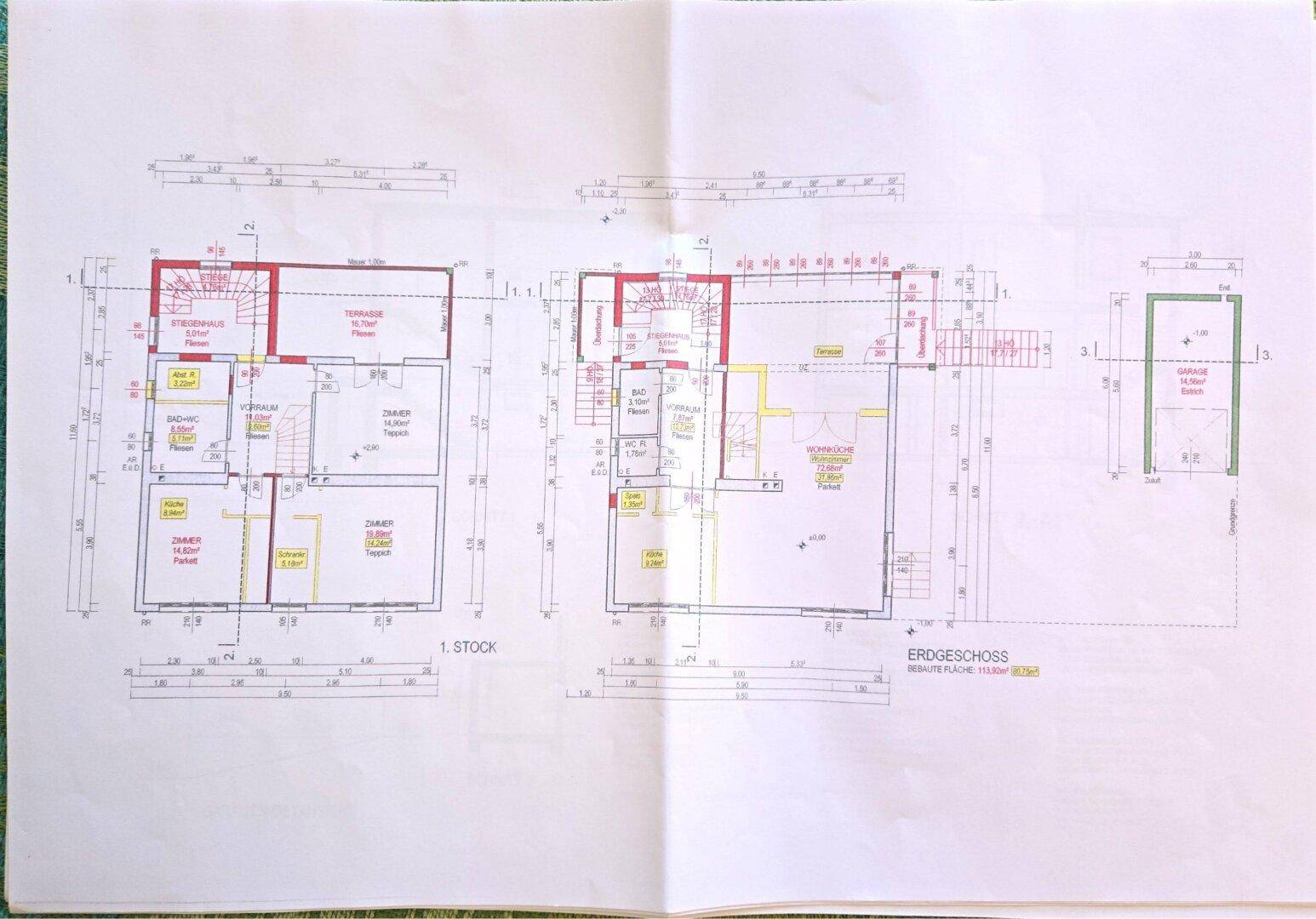 Detaillierter Grundrissplan des ersten Stocks und Erdgeschosses mit Raumaufteilung und Maßen.