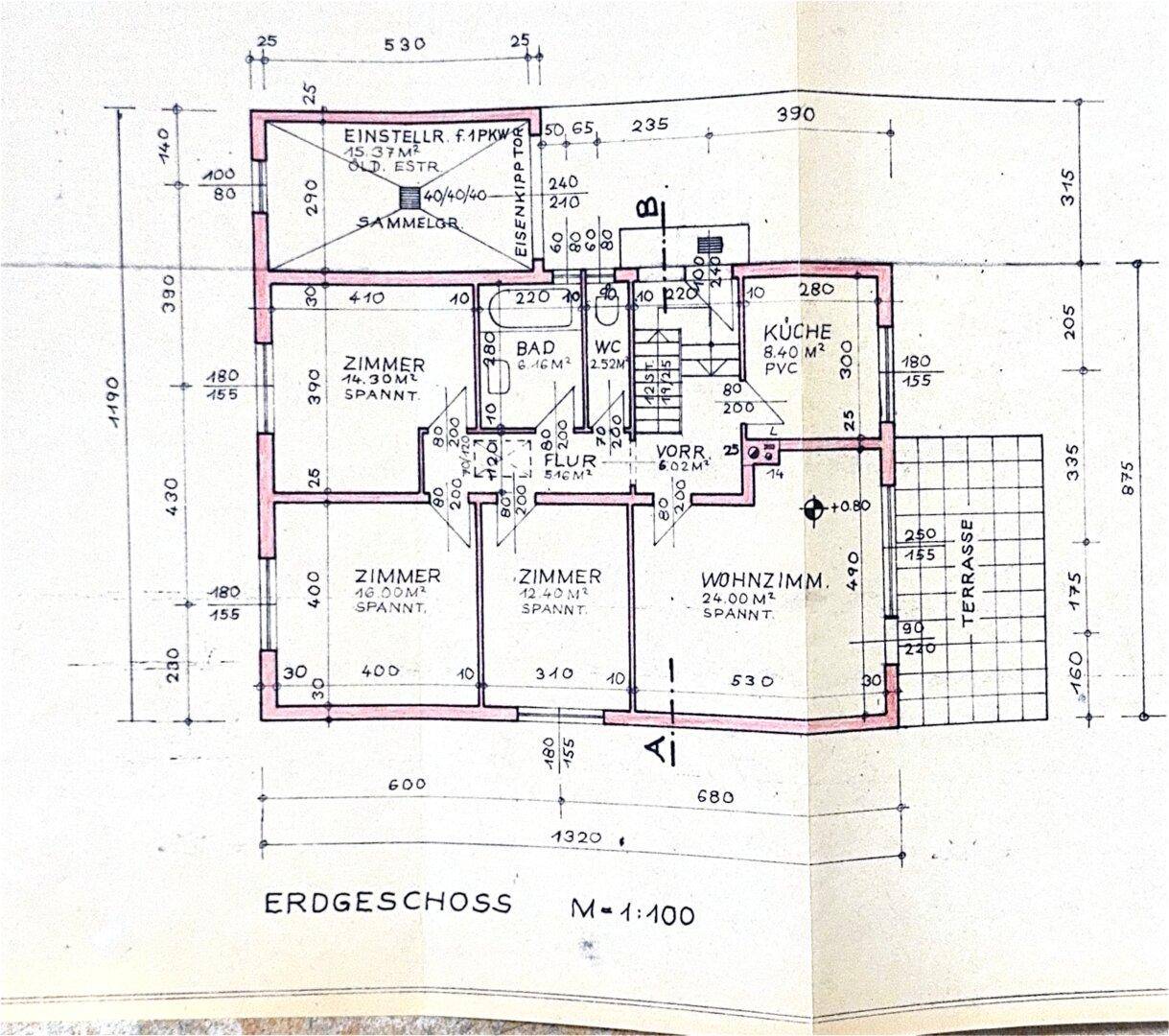 Grundriss des Erdgeschosses mit Wohnzimmer, Küche, Bad und Terrasse.