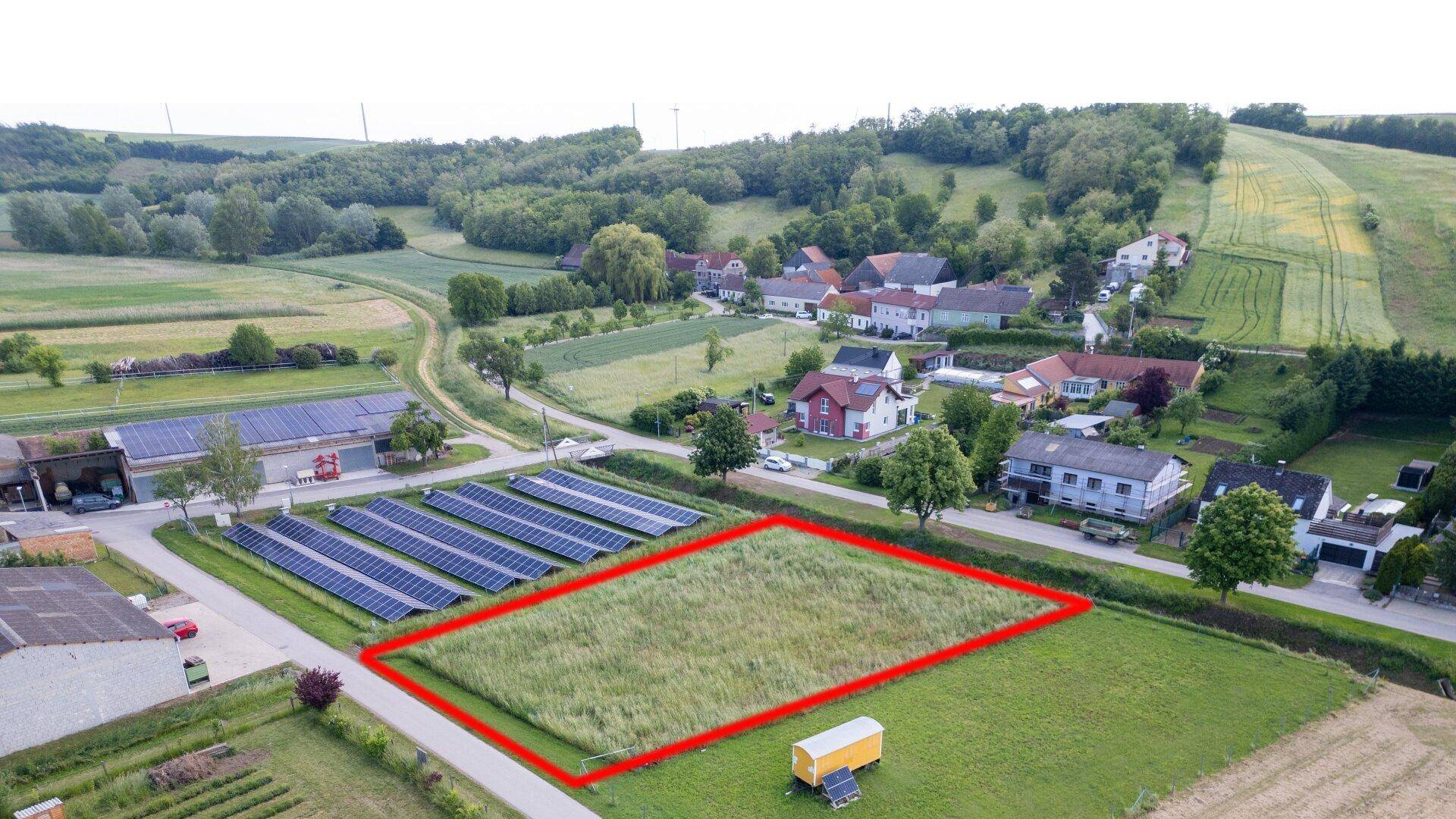 Weitläufige Luftaufnahme eines Grundstücks mit angrenzenden Solarmodulen und ländlicher Umgebung.
