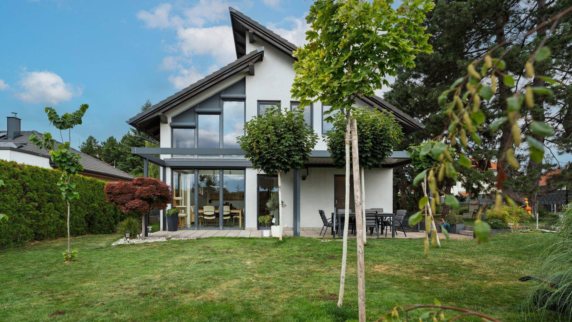 Hausfront aus dem Garten