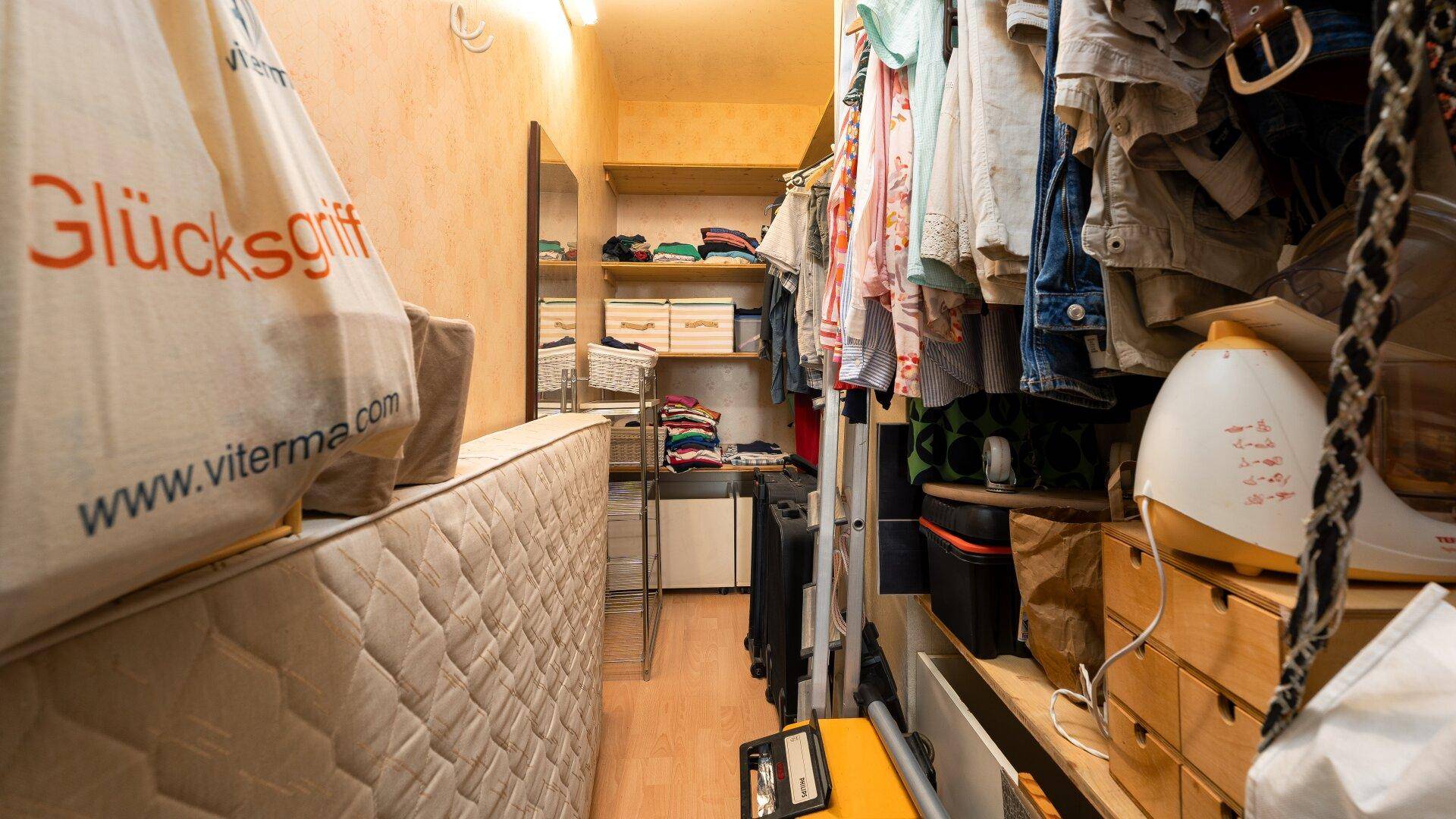 Schrankraum - an Schlafzimmer angrenzend
