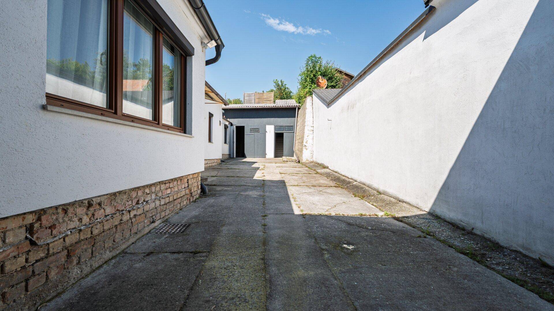 Einfahrtsbereich - Hof