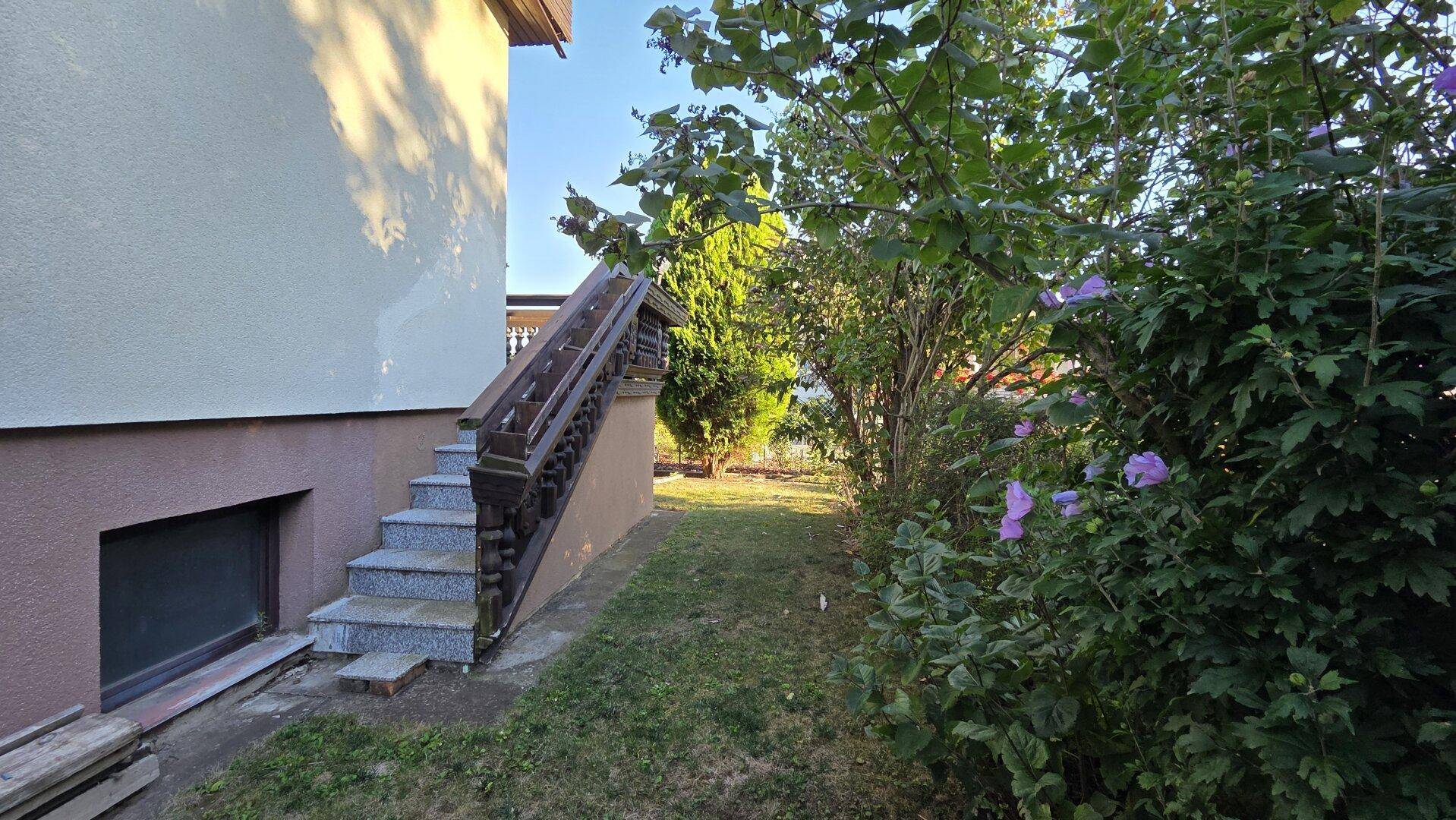Aufgang Terrasse von Garten