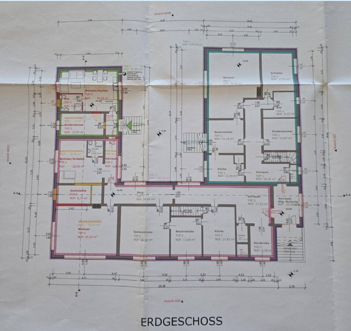 Detaillierter Grundriss des Erdgeschosses mit verschiedenen Wohnbereichen und Maßen.