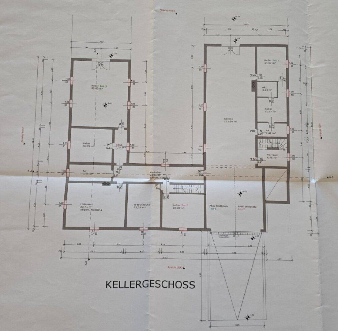 Grundriss des Kellergeschosses mit Garage, Technikräumen und weiteren Abstellflächen.