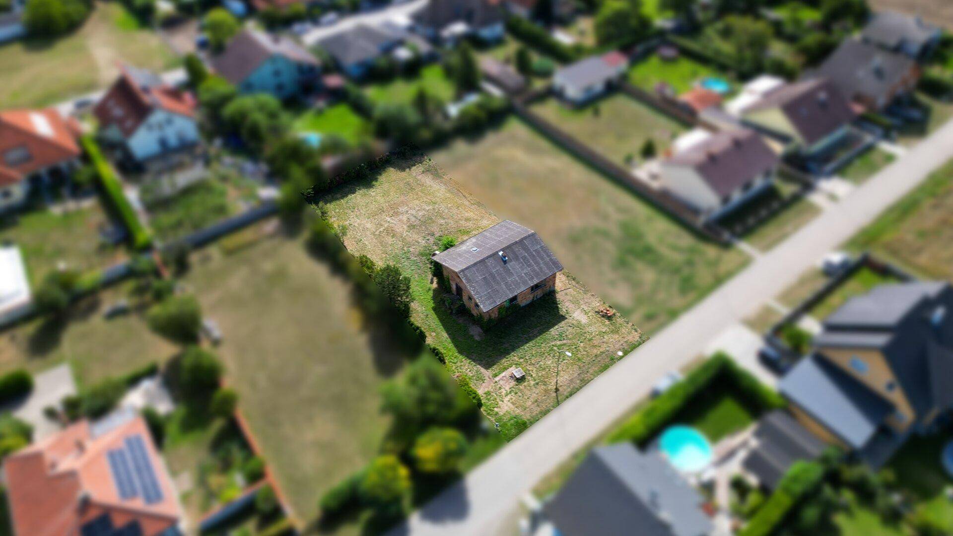 Übersicht des Hauses und des umliegenden Grundstücks aus der Vogelperspektive.