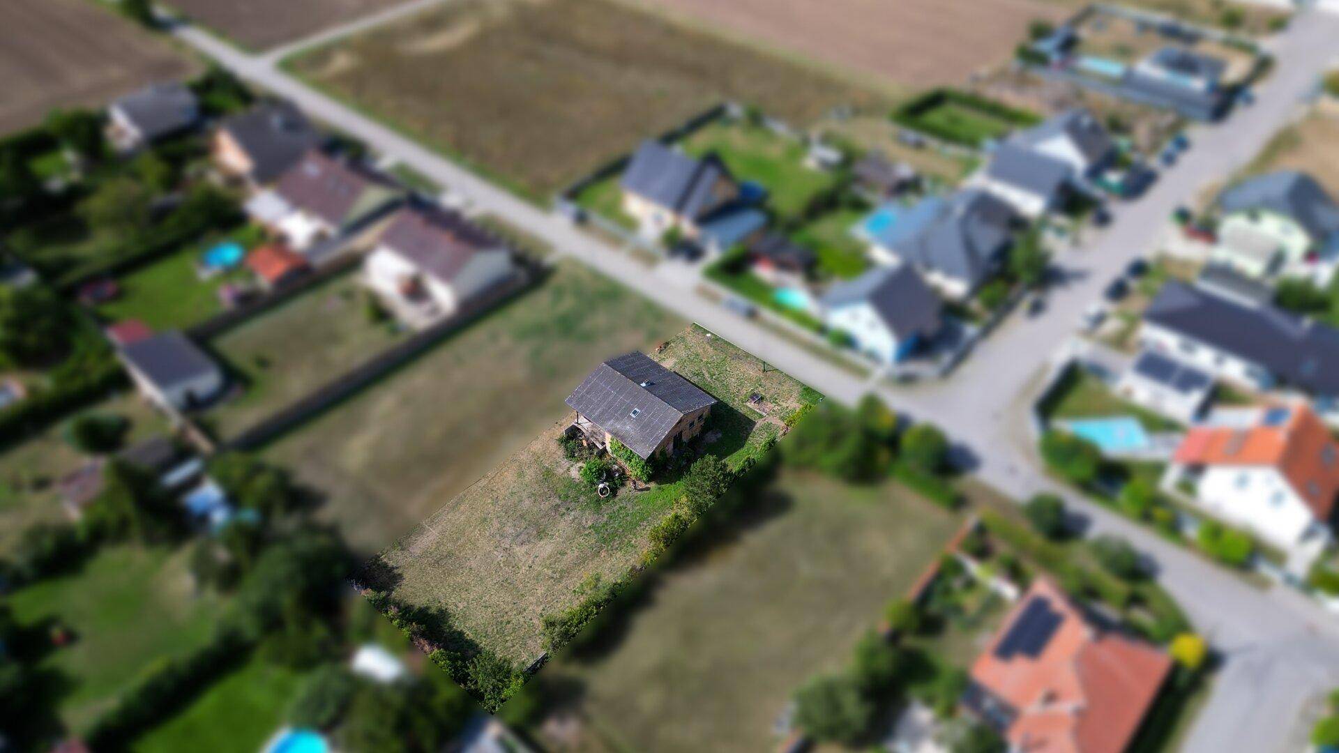 Detaillierte Luftaufnahme des Hauses mit angrenzendem Garten und Nachbarschaft.