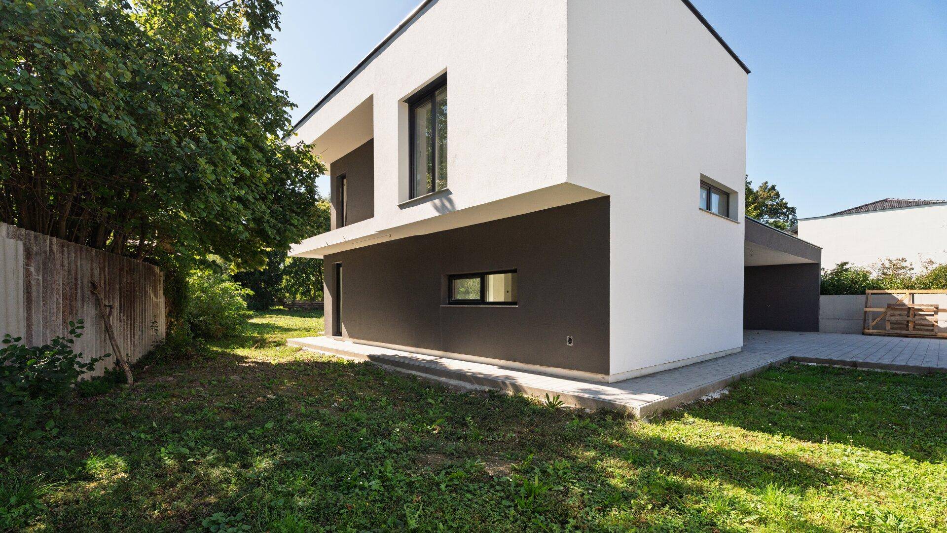Seitlich des Hauses