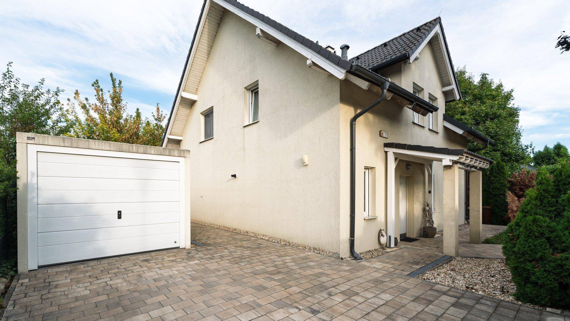 Hausfront / Garage