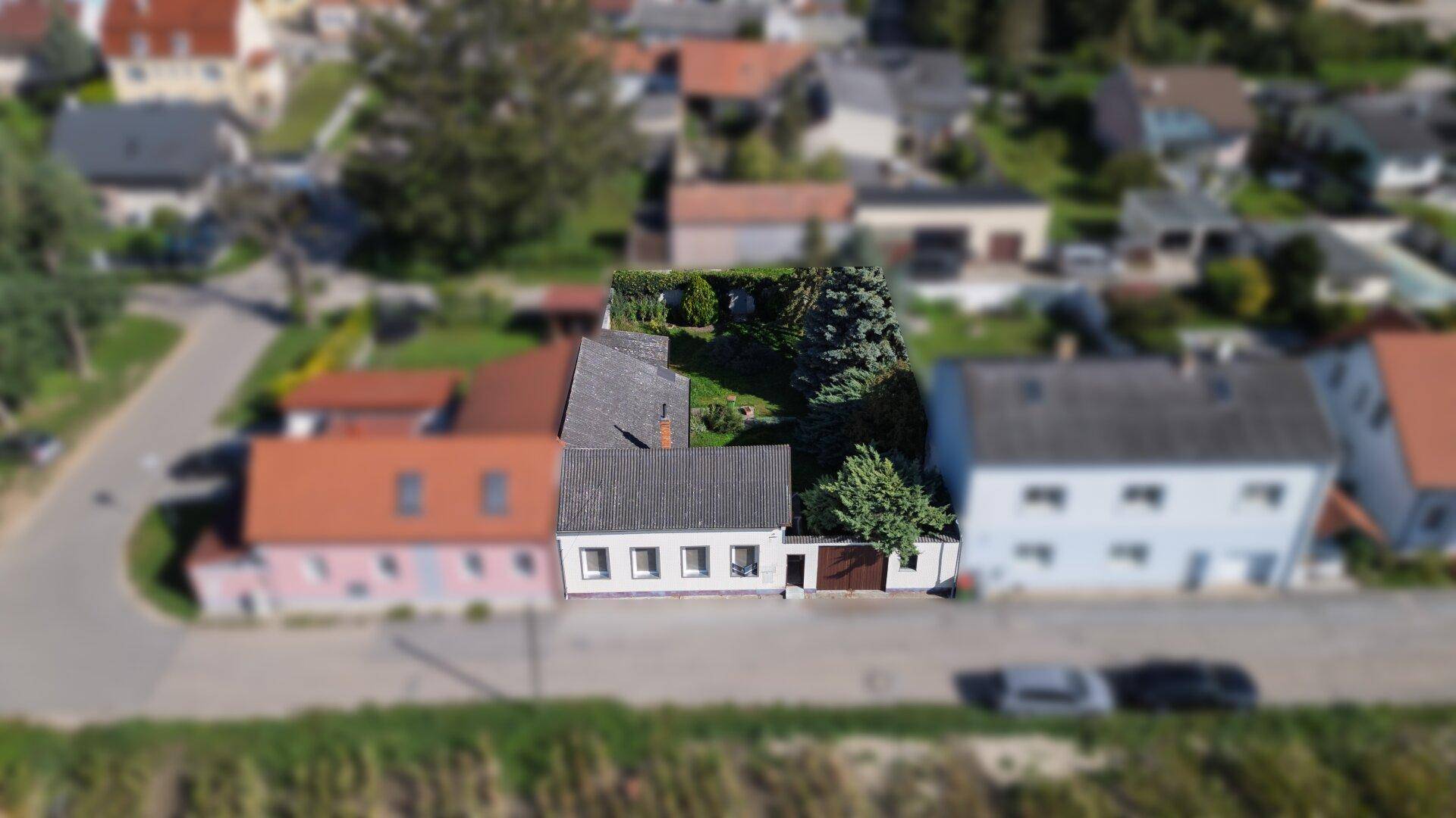Luftaufnahme des Anwesens mit umliegenden Häusern und ländlicher Umgebung.