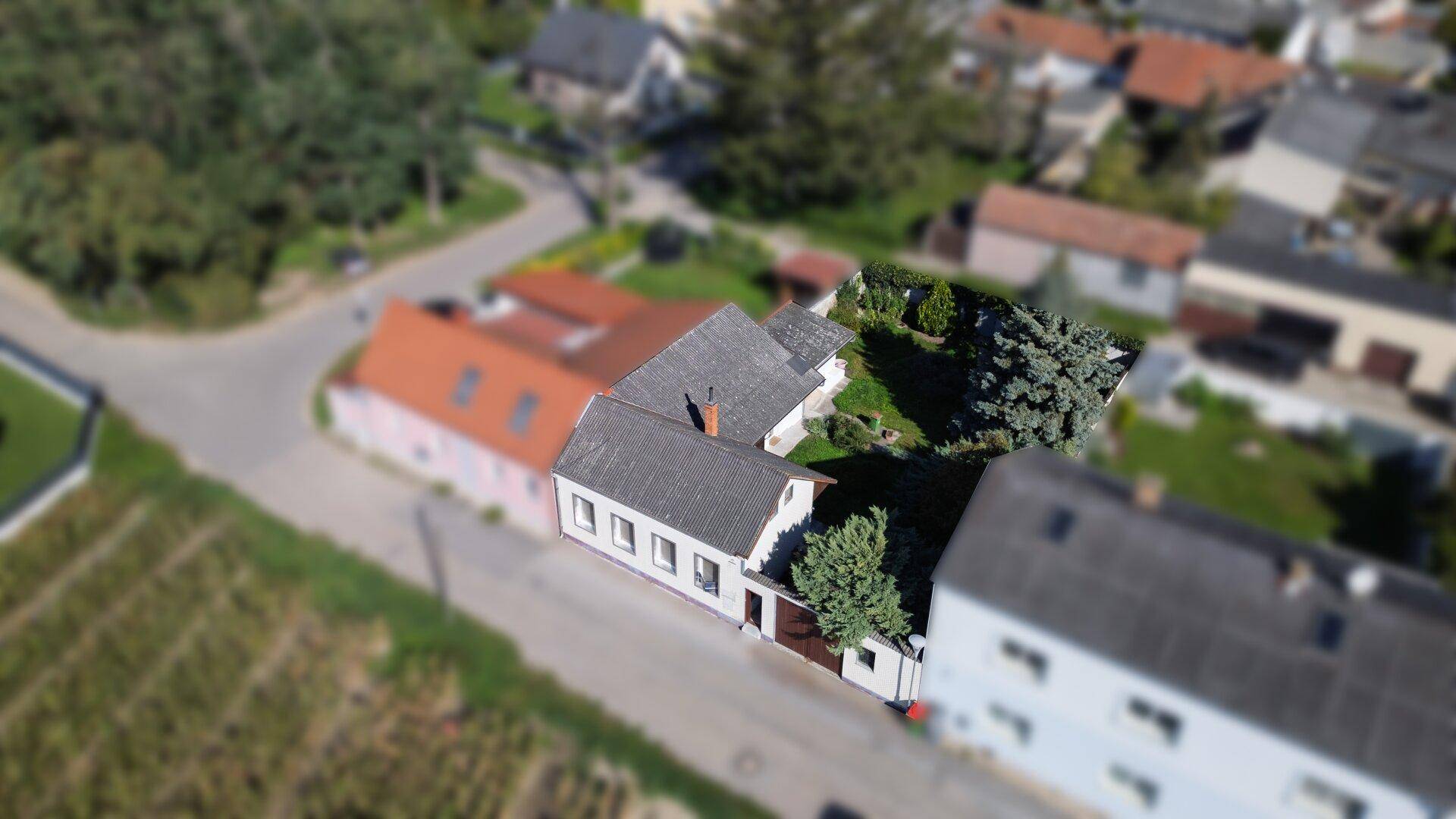 Luftaufnahme des Anwesens mit umliegenden Häusern und ländlicher Umgebung.