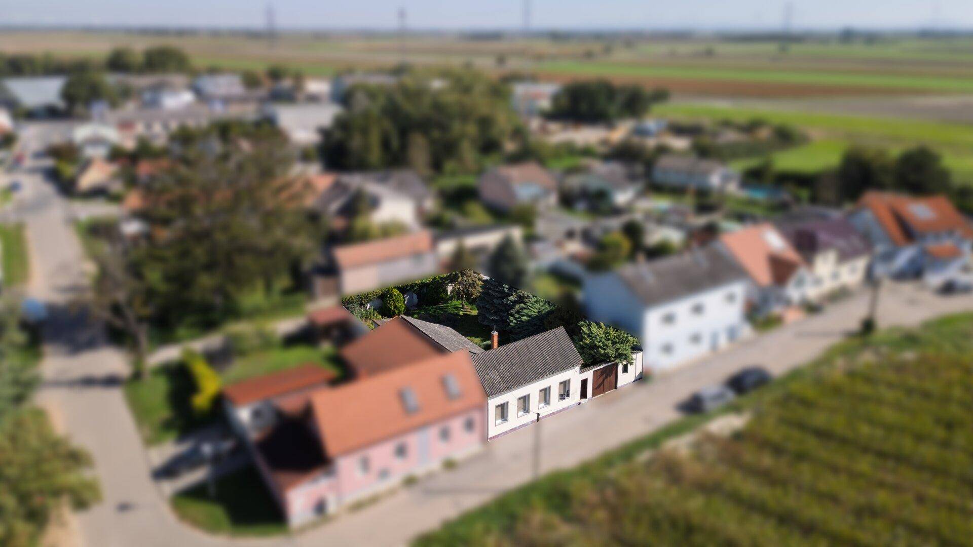 Panoramablick aus der Luft auf das Anwesen und die umliegende ländliche Landschaft.