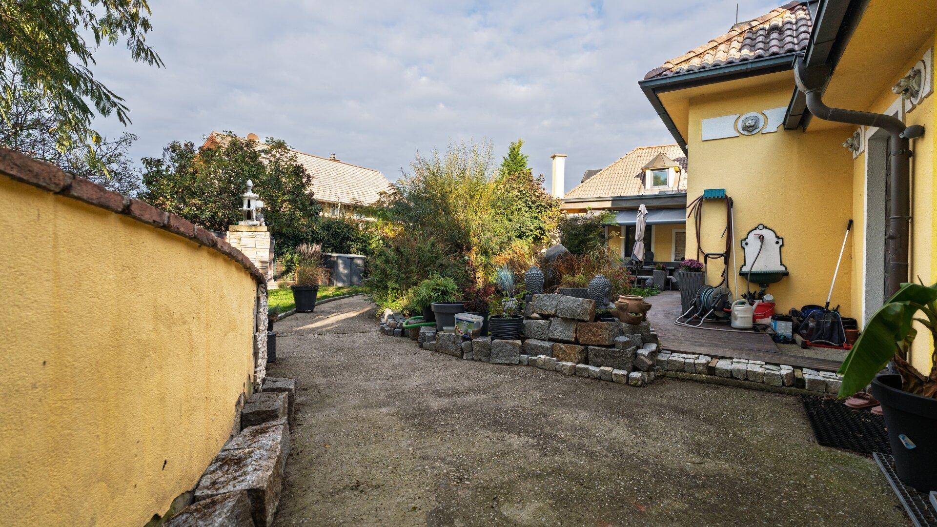 Hofbereich blick auf den Koiteich