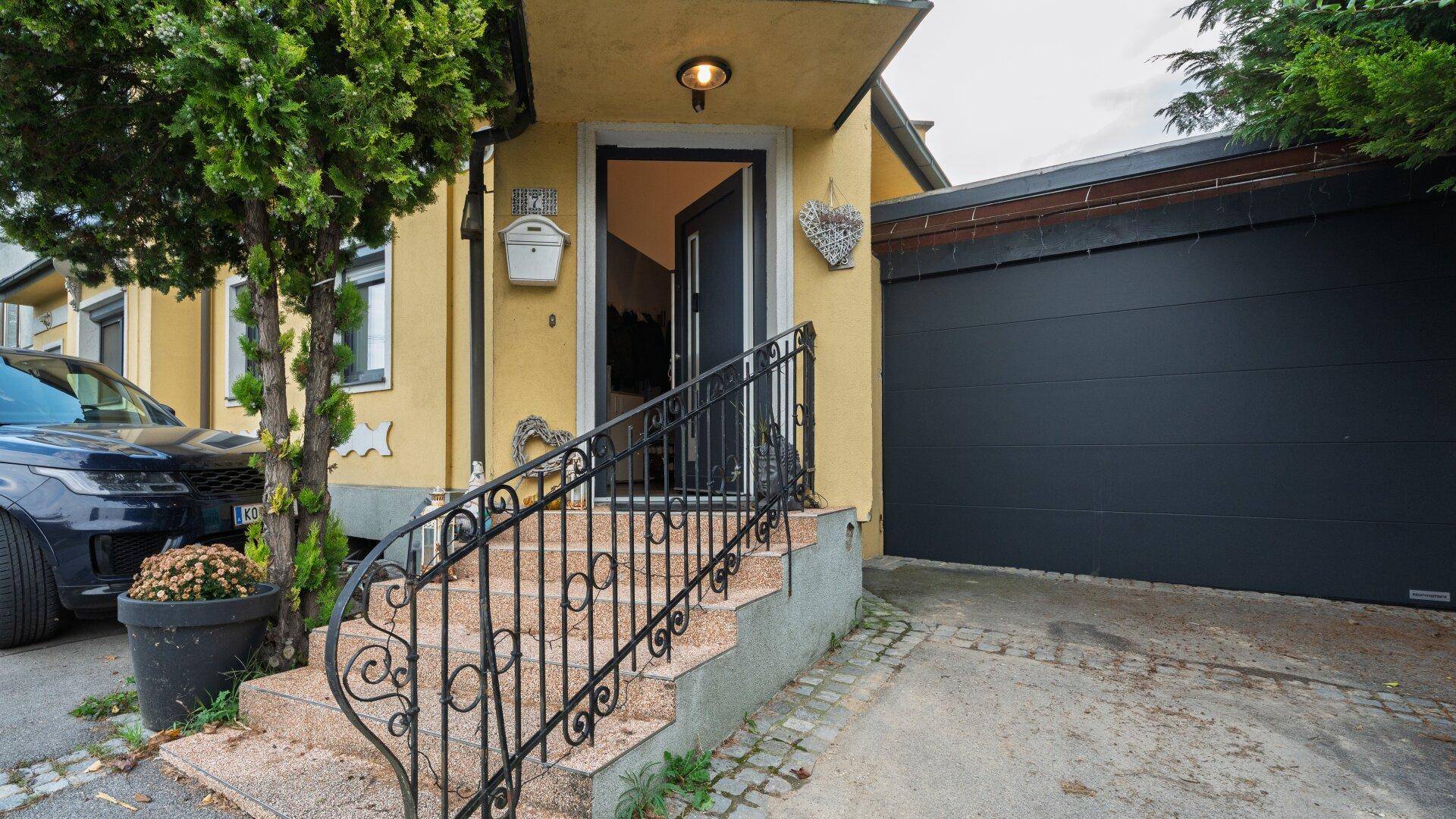 Eingangsbereich und Einfahrt Carport Haus