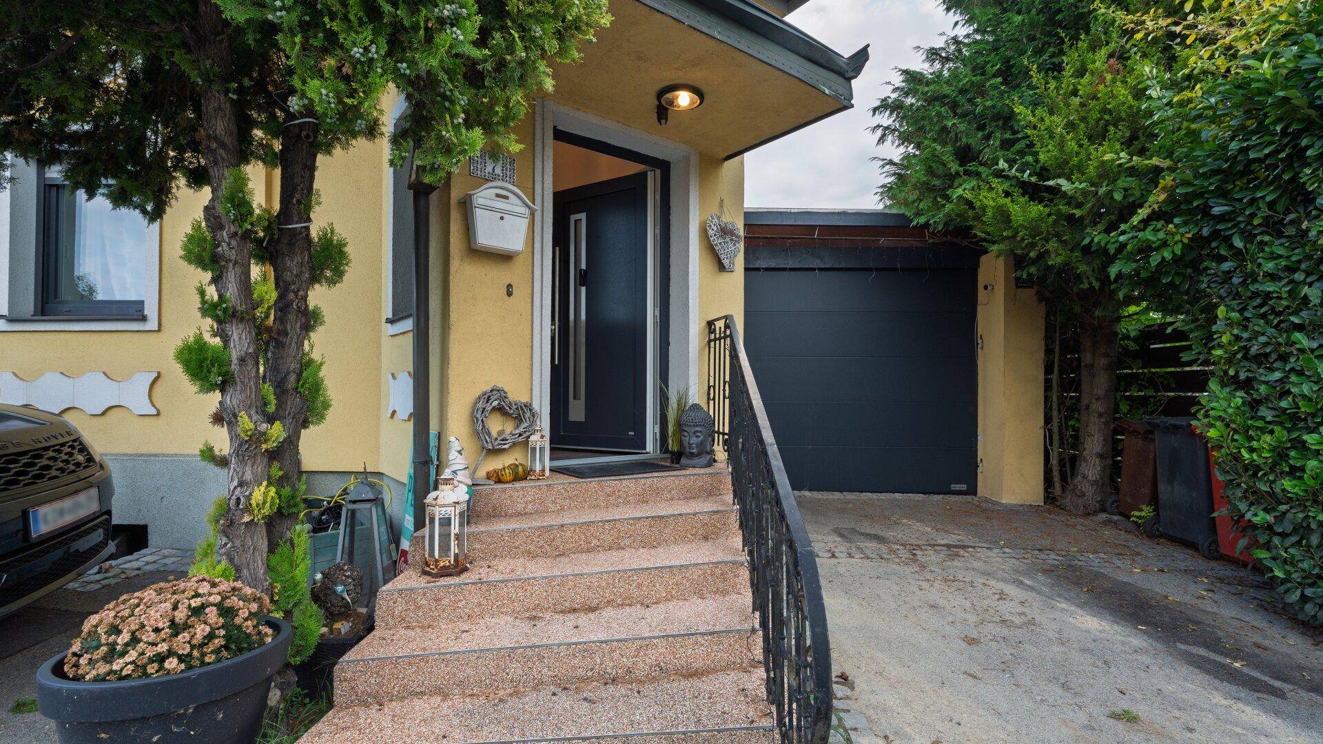 Eingangsbereich und Einfahrt Carport Haus