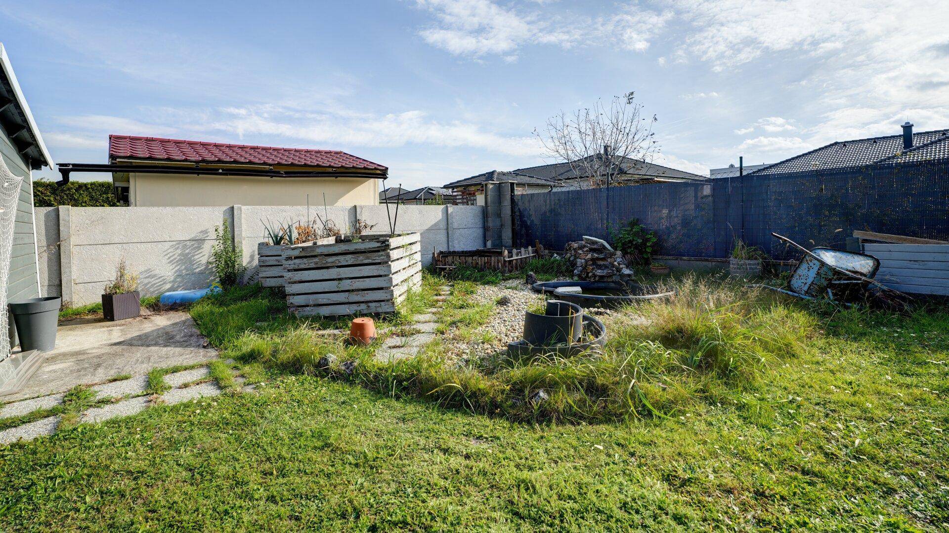 Kleiner Teich (linkes Eck Grundstück)