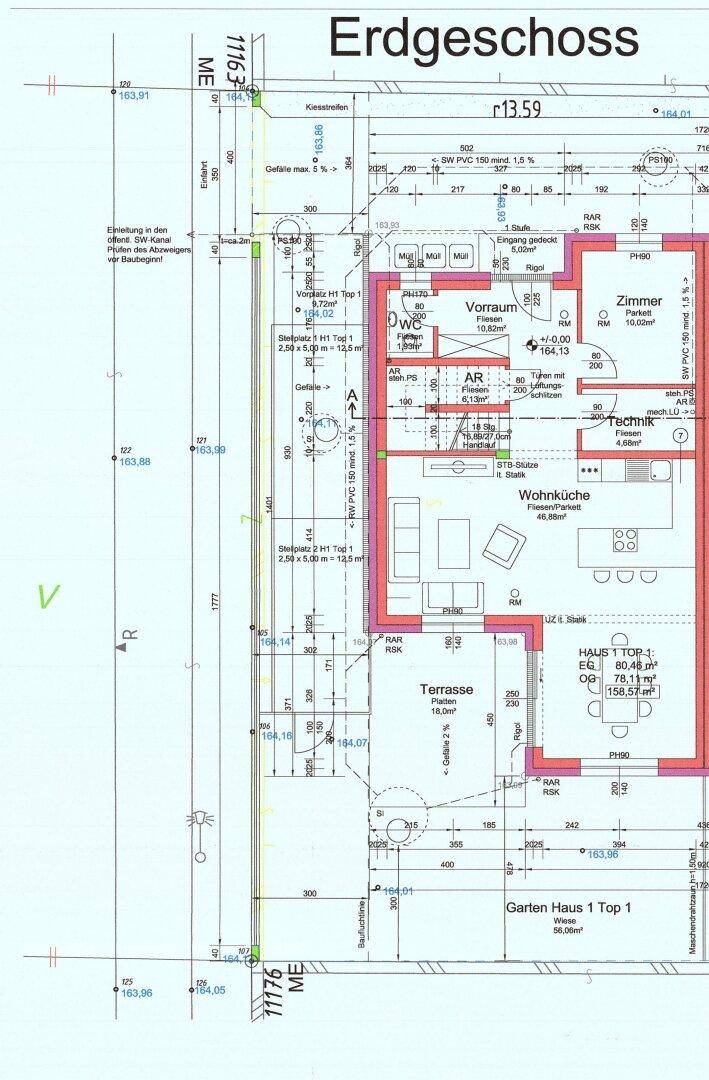 Grundriss des Erdgeschosses mit Wohnküche, Zimmer und Terrasse.