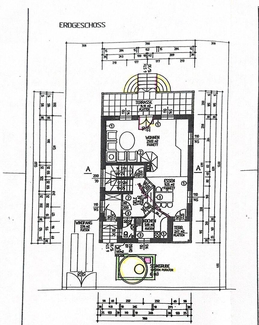 Grundriss des Erdgeschosses mit Wohnbereich, Küche und Terrasse.