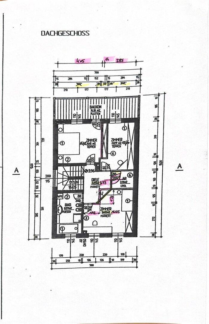 Grundriss des Dachgeschosses mit Schlafzimmern, Bad und Balkon.