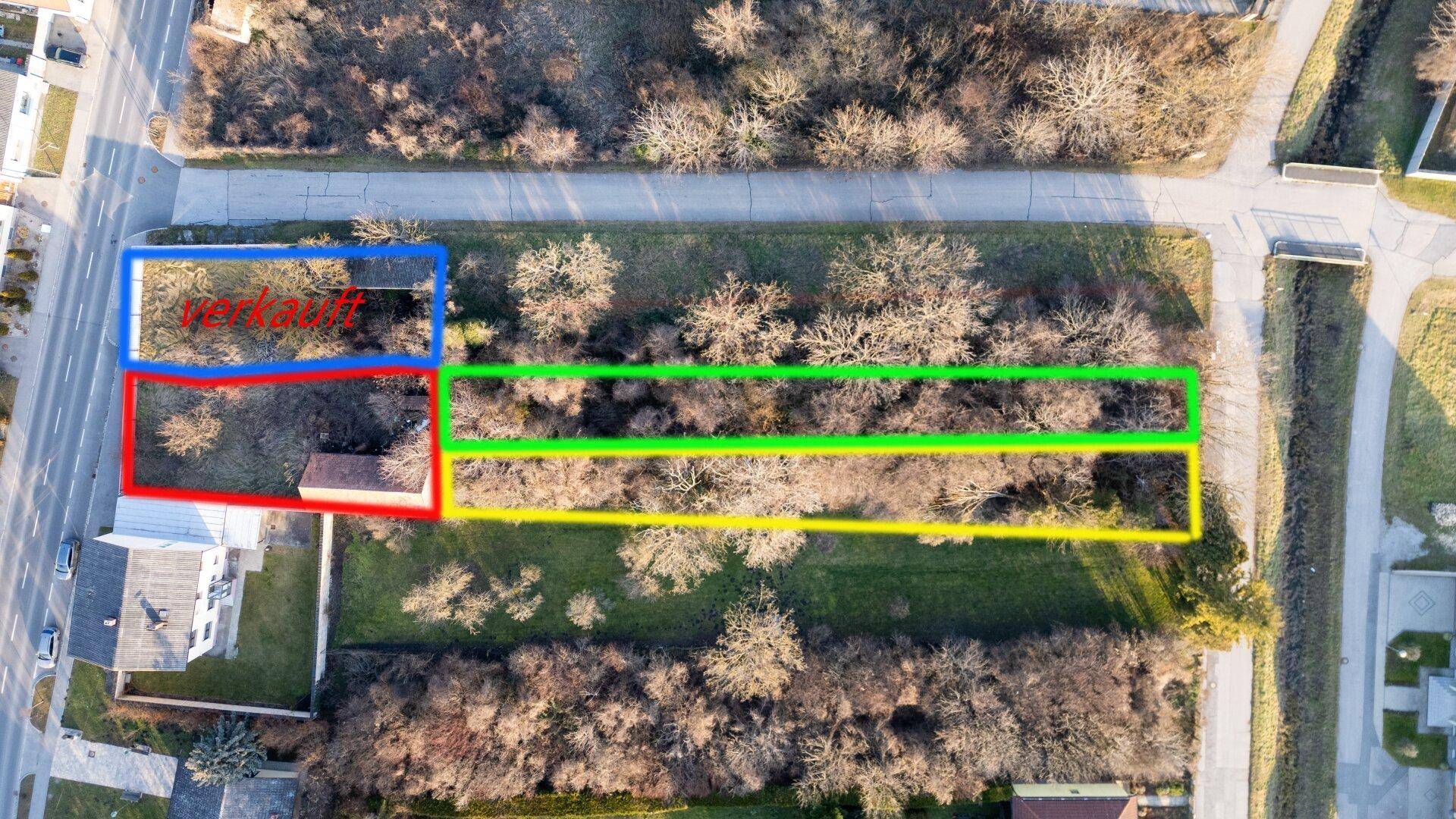 Detaillierte Luftansicht eines Grundstücks mit markierten Bereichen und umgebender Natur und Straßen.